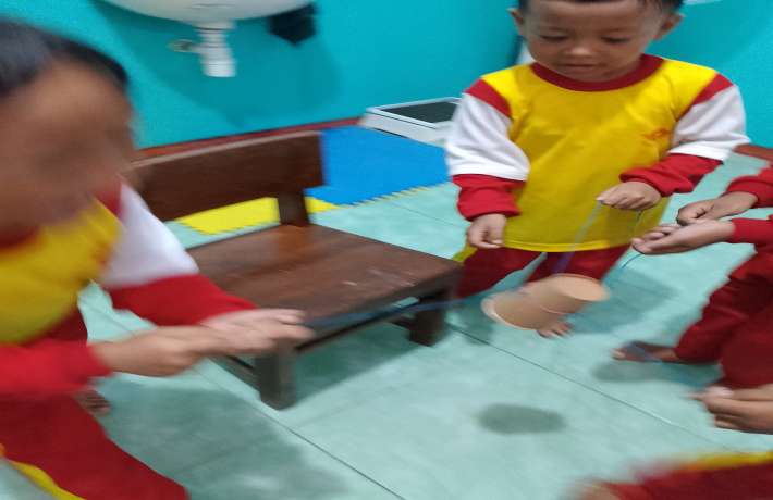 Permainan Membawa Gelas Bersama Melatih Kerjasama dan Konsentrasi Anak 
