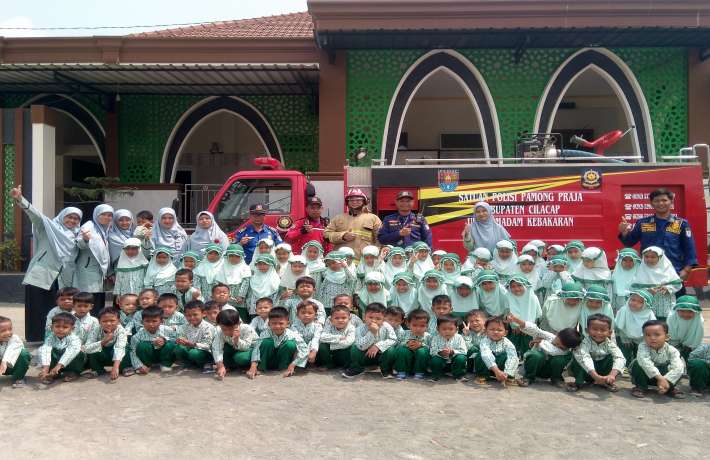 Memperkenalkan Kegiatan Edukatif di TK Islam Al Irsyad Gintungreja: Mengundang Petugas Pemadam Kebak