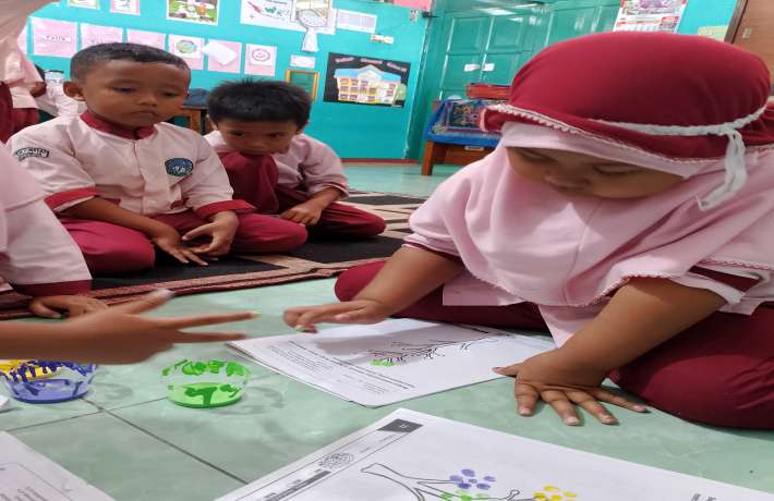 Kreatifitas Ceria Finger Painting Menghias Batang Pohon