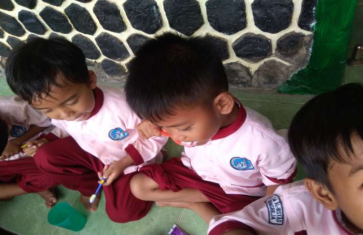 Kebiasaan Gosok Gigi Setelah Makan Siang di Sekolah