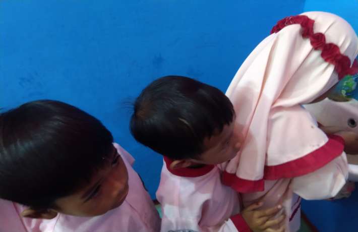 Kebiasaan baik antri cuci tangan