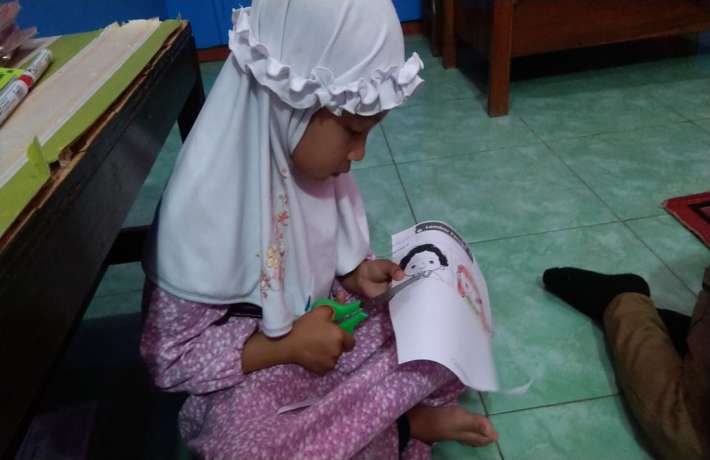 Menggunting dan menempel tema diriku