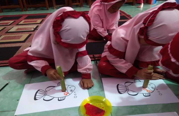Mengecap dengan media pelepah pisang