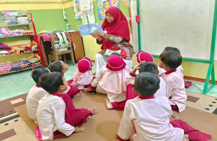 Manfaat membacakan cerita untuk anak TK