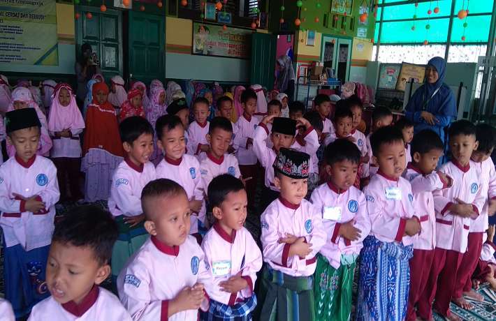 Siswa-siswi TK ISLAM AL IRSYAD GINTUNGREJA belajar sholat setiap hari