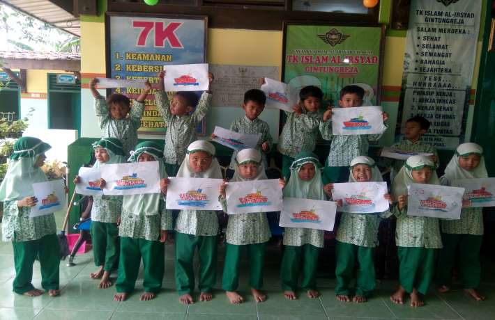 Mengisi pola gambar kapal dengan potongan kertas bentuk segitiga