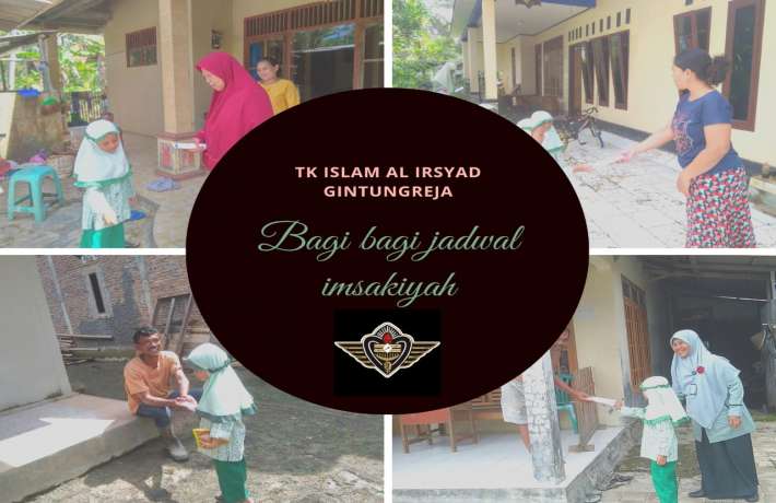 Jelang ramadhan anak didik TK Al Irsyad bagi-bagi jadwal imsakiyah